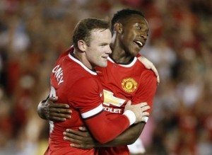 Welbeck õnnitleb Rooneyt